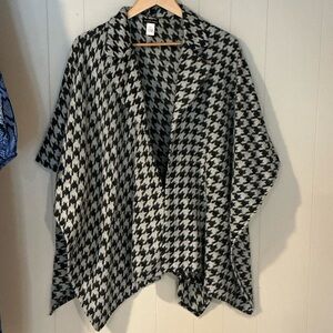 Joan Rivers Black and White Houndstooth Cape